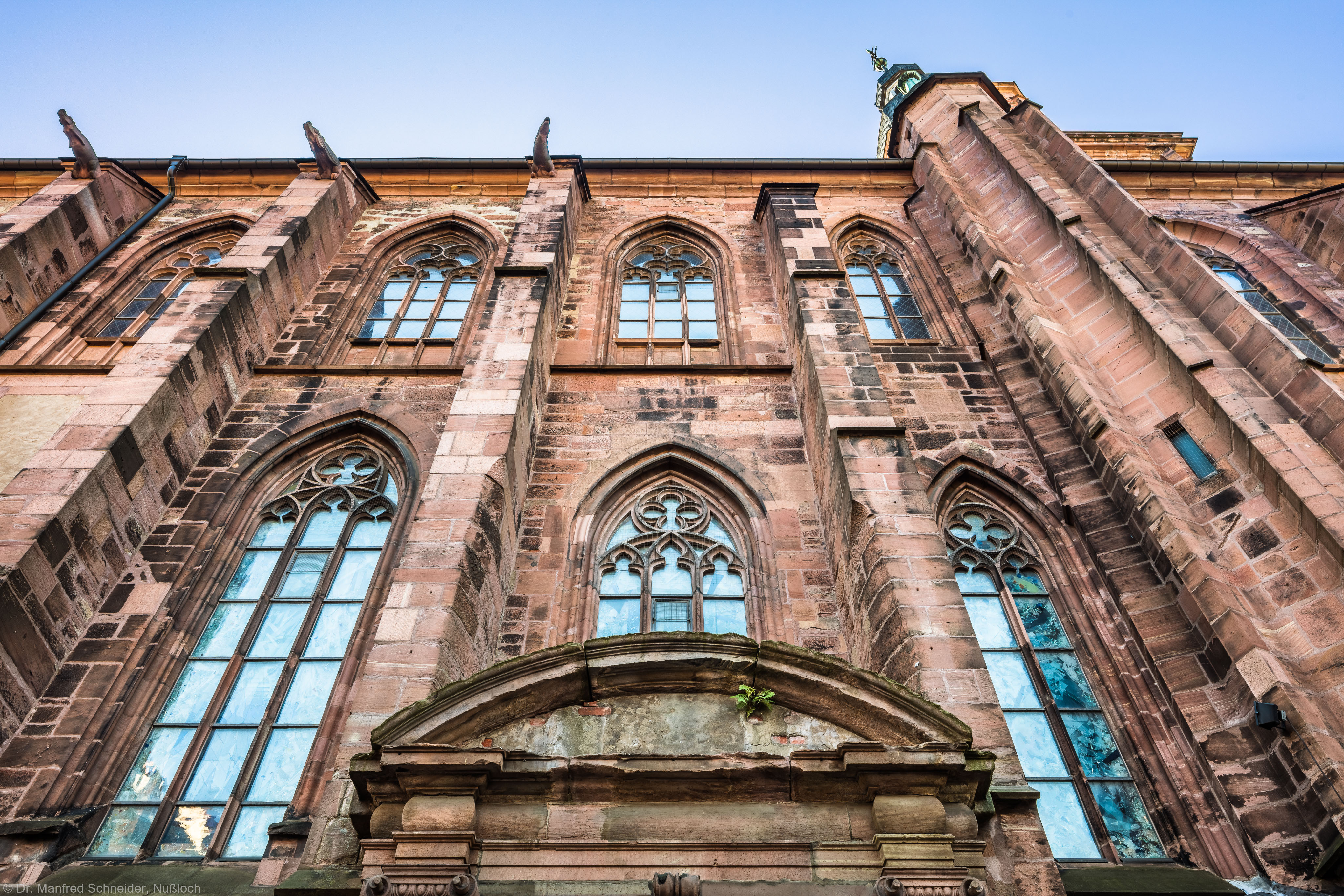 Heidelberg - Heiliggeistkirche - Aussen / Nord - Blick vom mittleren Portal nach oben auf die Nordfassade (aufgenommen im Oktober 2015, um die Mittagszeit)