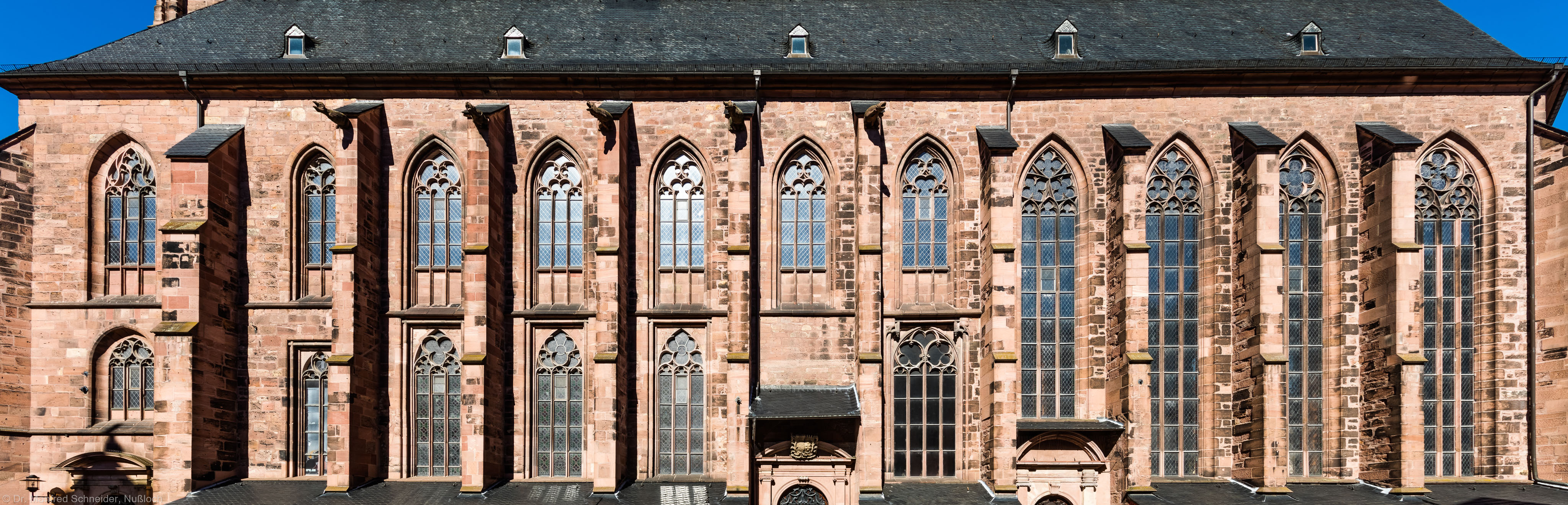 Heidelberg - Heiliggeistkirche - Südseite - Blick auf die gesamte Südseite, vom Westwerk bis zum Chor (aufgenommen im Oktober 2015, am frühen Nachmittag)