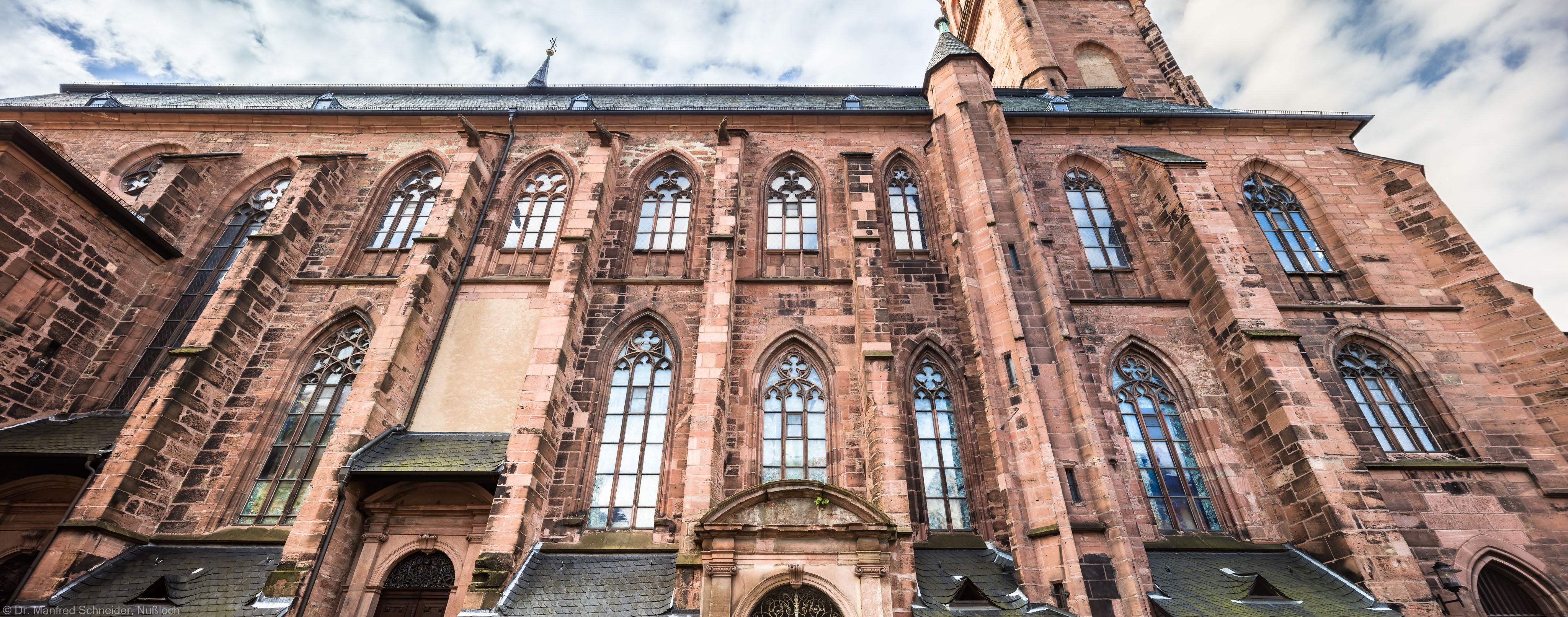 Heidelberg - Heiliggeistkirche - Aussen / Nord - Blick nach oben auf die Nordfassade (aufgenommen im Oktober 2015, am späten Vormittag)