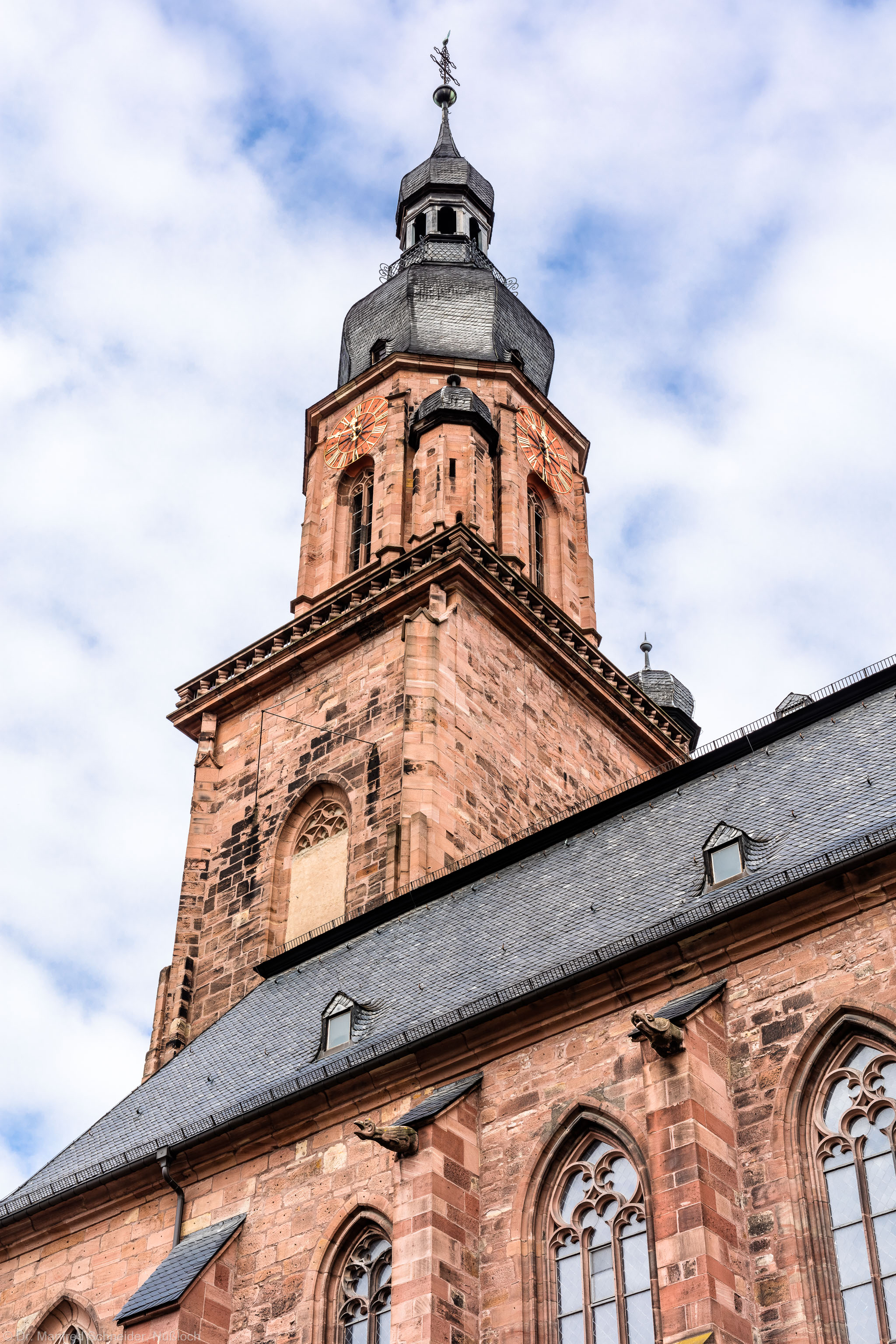 Heidelberg - Heiliggeistkirche - Südostseite - Blick nach oben auf die Südempore und den Turm (aufgenommen im Oktober 2015, um die Mittagszeit)