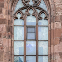 Heidelberg - Heiliggeistkirche - Nordseite - 1. Fenster des Nordschiffs, von Westen aus gezählt - Blick auf das Fenster "Schöpfungsgeschichte - Gottes Geist über den Wassern" von Hella De Santarossa (aufgenommen im Oktober 2015, am späten Vormittag)