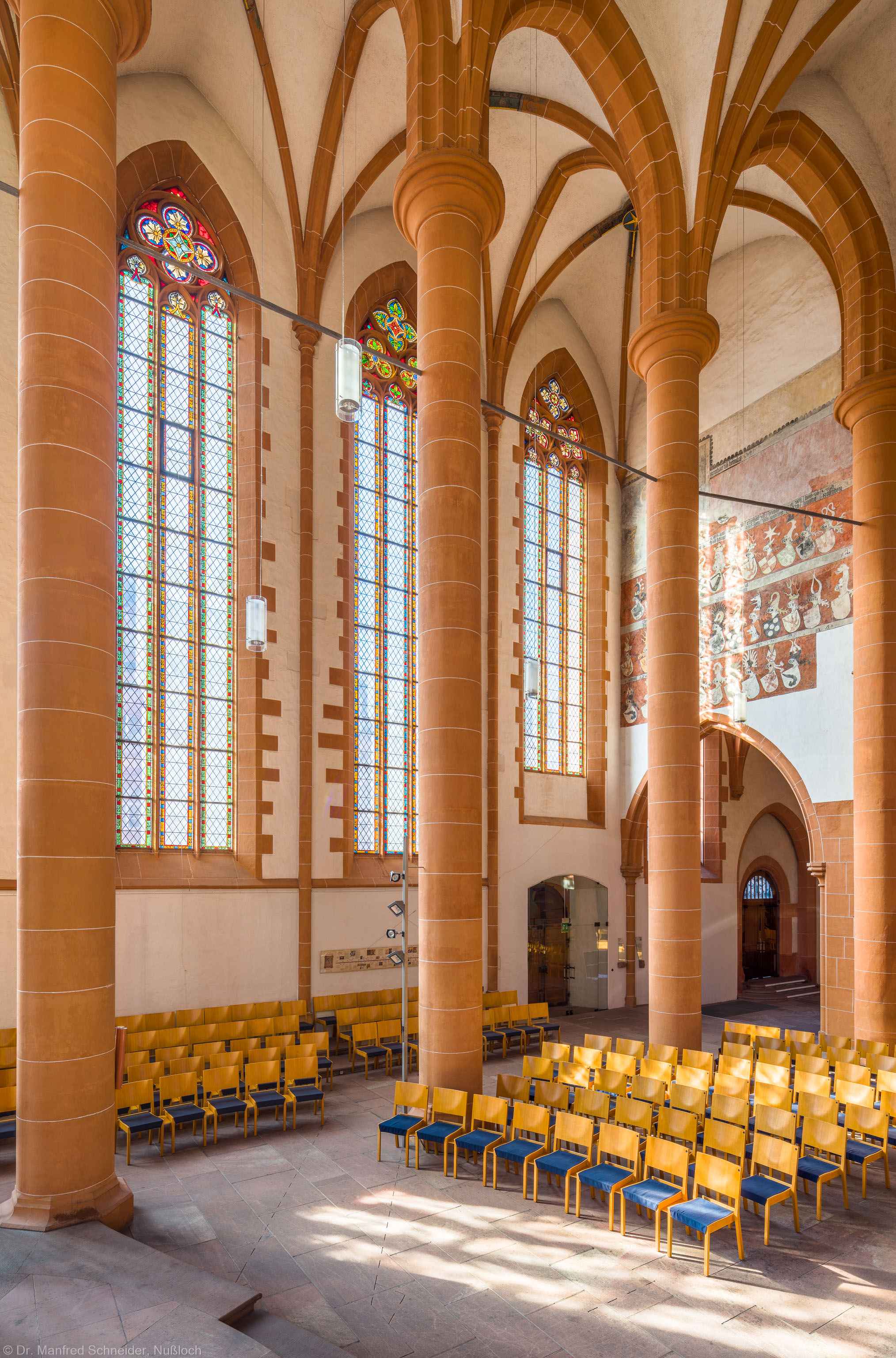 Heidelberg - Heiliggeistkirche - Chor - Blick von der Kanzel in den Chor nach Südwesten mit Säulen, Gewölbe und südlicher Trennmauer (aufgenommen im Oktober 2015, am späten Vormittag)