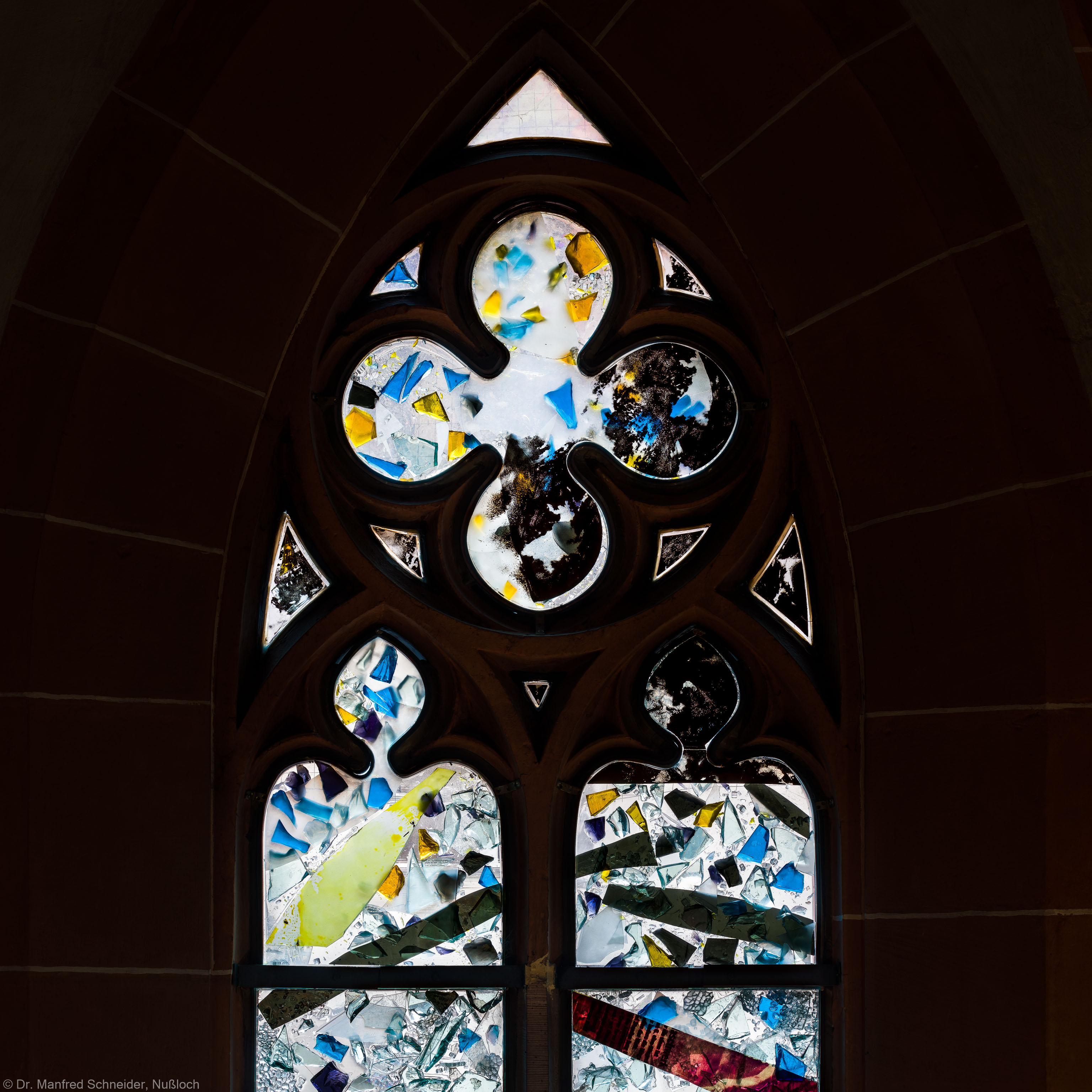 Heidelberg - Heiliggeistkirche - Nordschiff - 2. Joch, von Westen aus gezählt - Maßwerk und Felder der ersten Zeile des Fensters "Schöpfungsgeschichte - Gottes Geist über dem Chaos" von Hella De Santarossa (aufgenommen im Oktober 2015, am späten Nachmittag)