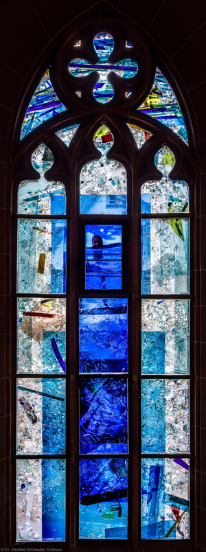 Heidelberg - Heiliggeistkirche - Nordschiff - 1. Joch, von Westen aus gezählt - Gesamtaufnahme des Fensters "Schöpfungsgeschichte - Gottes Geist über den Wassern" von Hella De Santarossa (aufgenommen im Oktober 2015, um die Mittagszeit)