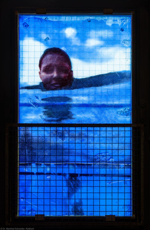 Heidelberg - Heiliggeistkirche - Nordschiff - 1. Joch, von Westen aus gezählt - Feld (mittlere Bahn, zweite Zeile) des Fensters "Schöpfungsgeschichte - Gottes Geist über den Wassern" von Hella De Santarossa (aufgenommen im Oktober 2015, am Nachmittag)