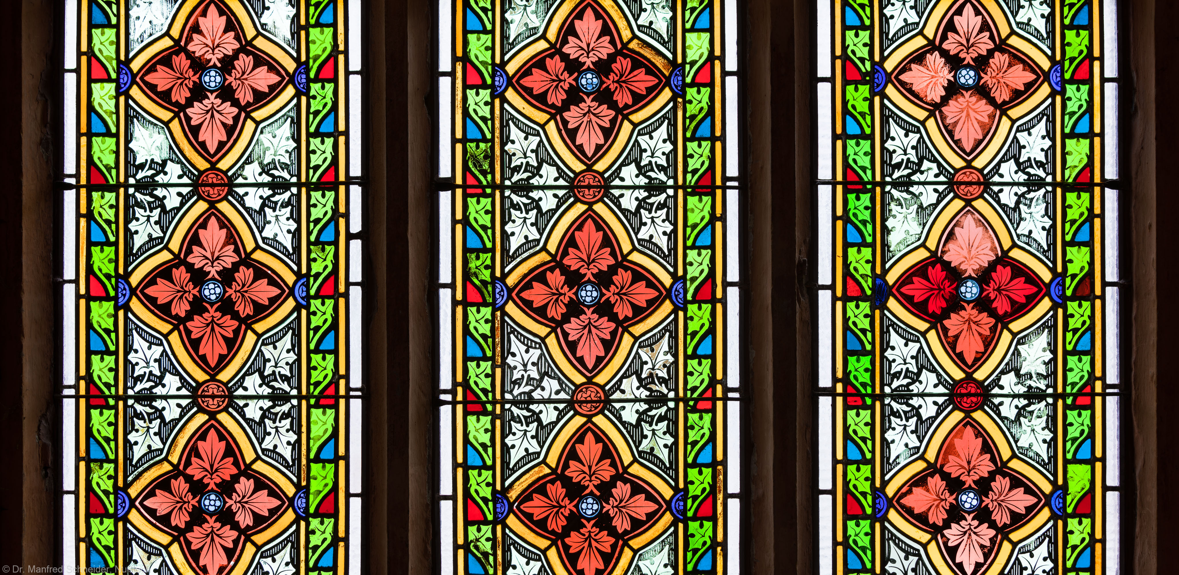 Heidelberg - Heiliggeistkirche - Südschiff - 3. Joch, von Westen aus gezählt - Felder (zweite Zeile) des Ornamentfensters (aufgenommen im Oktober 2015, am Nachmittag)