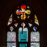 Heidelberg - Heiliggeistkirche - Nordschiff - 4. Joch, von Westen aus gezählt - Maßwerk und Felder der ersten Zeile des Fensters "Schöpfungsgeschichte - Der Weltkreis ist voll vom Geiste Gottes" von Hella De Santarossa (aufgenommen im Oktober 2015, am späten Vormittag)