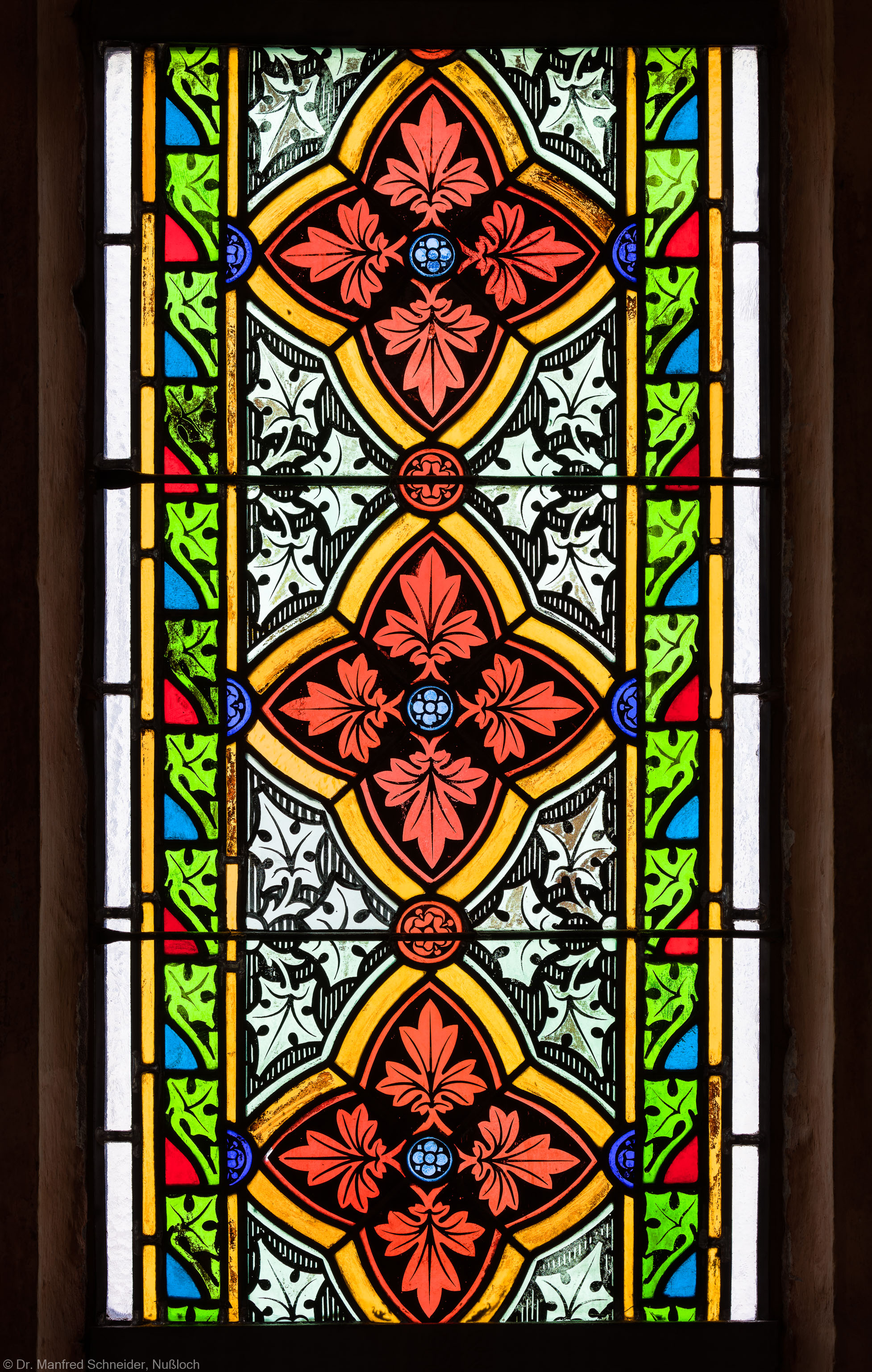 Heidelberg - Heiliggeistkirche - Südschiff - 3. Joch, von Westen aus gezählt - Feld (mittlere Bahn, zweite Zeile) des Ornamentfensters (aufgenommen im Oktober 2015, am Nachmittag)