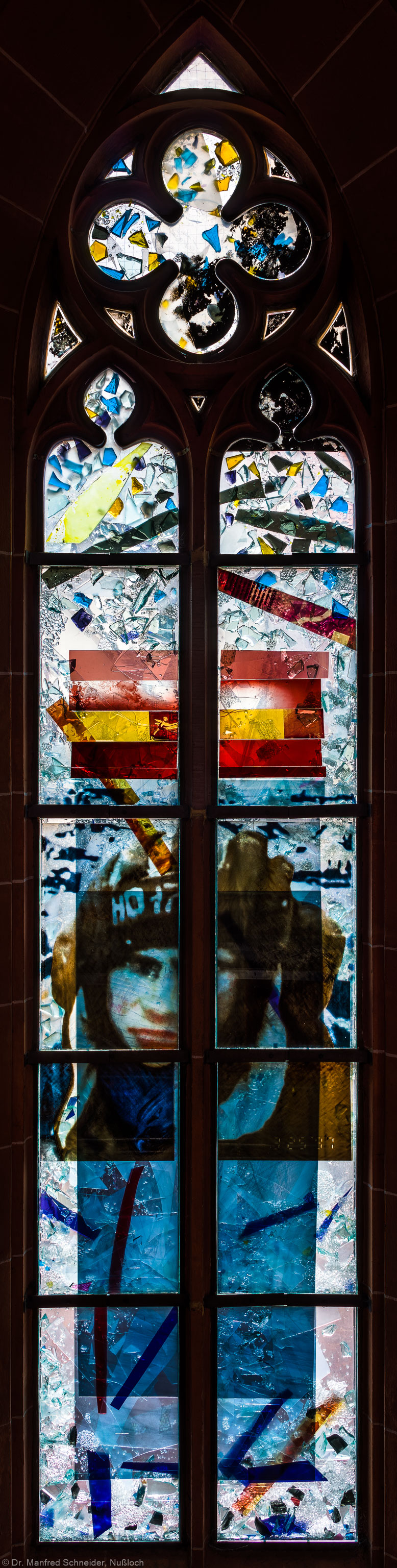 Heidelberg - Heiliggeistkirche - Nordschiff - 2. Joch, von Westen aus gezählt - Gesamtaufnahme des Fensters "Schöpfungsgeschichte - Gottes Geist über dem Chaos" von Hella De Santarossa (aufgenommen im Oktober 2015, am späten Vormittag)