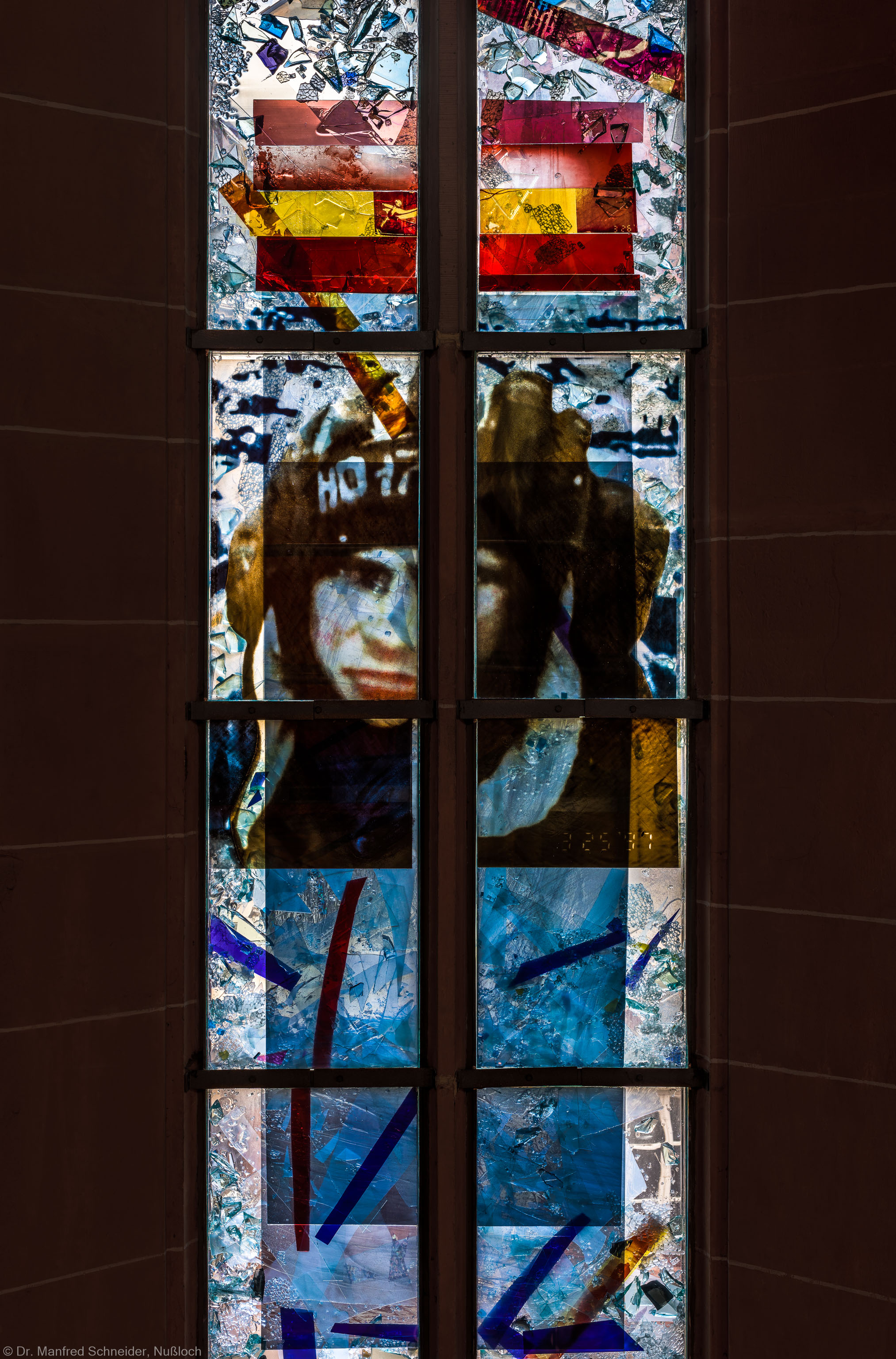 Heidelberg - Heiliggeistkirche - Nordschiff - 2. Joch, von Westen aus gezählt - Ausschnitt aus dem Fenster "Schöpfungsgeschichte - Gottes Geist über dem Chaos" von Hella De Santarossa (aufgenommen im Oktober 2015, am Nachmittag)