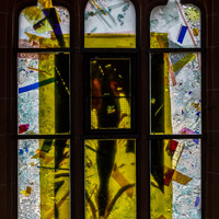 Heidelberg - Heiliggeistkirche - Nordschiff - 3. Joch, von Westen aus gezählt - Gesamtaufnahme des Fensters "Schöpfungsgeschichte - Gott sprach: es werde Licht" von Hella De Santarossa (aufgenommen im Oktober 2015, am frühen Nachmittag)