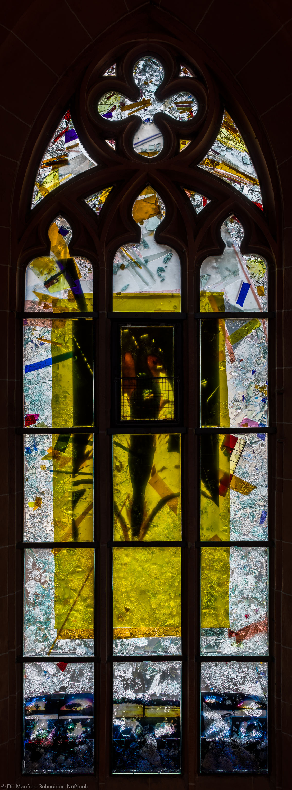 Heidelberg - Heiliggeistkirche - Nordschiff - 3. Joch, von Westen aus gezählt - Gesamtaufnahme des Fensters "Schöpfungsgeschichte - Gott sprach: es werde Licht" von Hella De Santarossa (aufgenommen im Oktober 2015, am frühen Nachmittag)