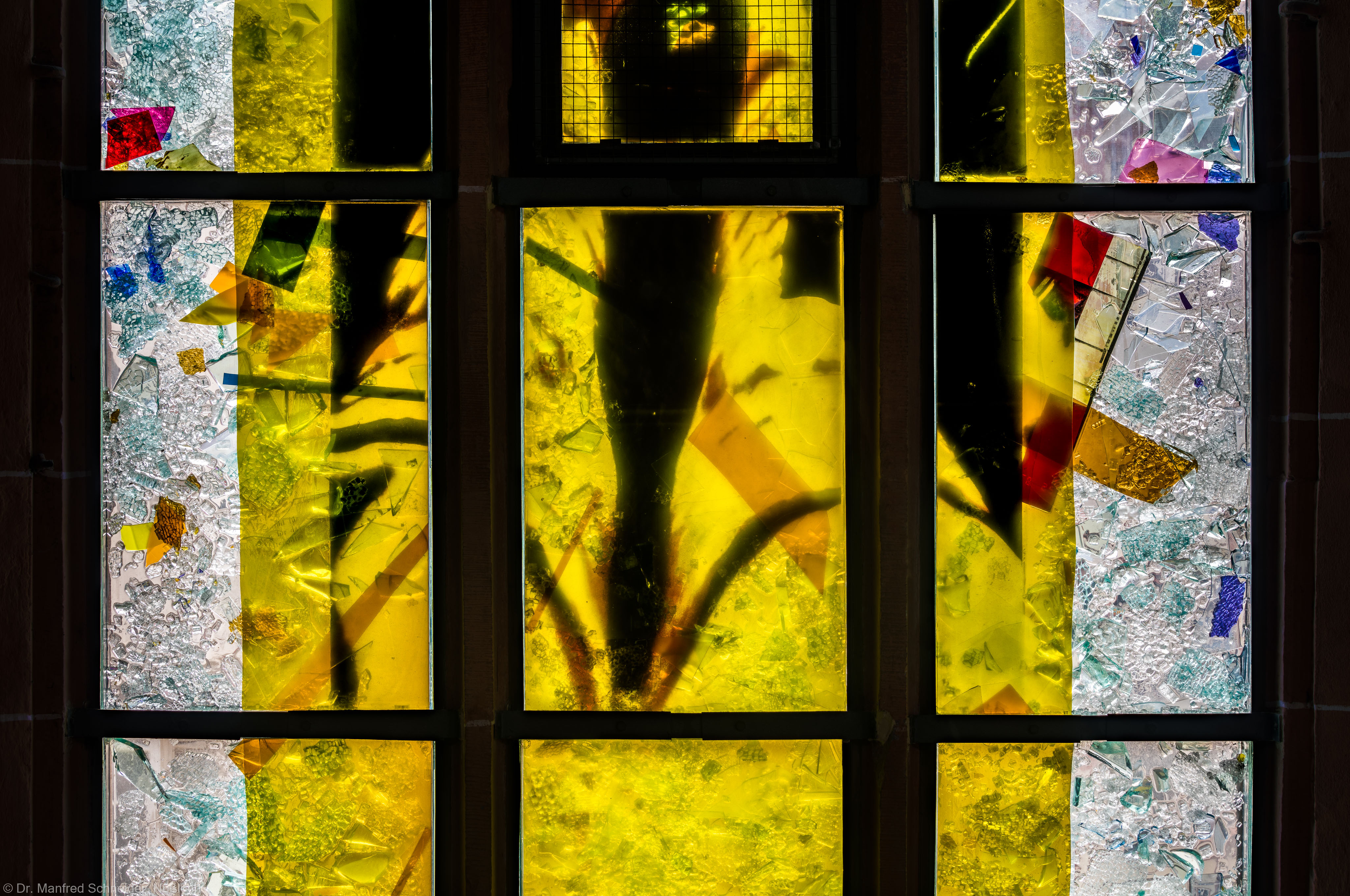 Heidelberg - Heiliggeistkirche - Nordschiff - 3. Joch, von Westen aus gezählt - Dritte Zeile des Fensters "Schöpfungsgeschichte - Gott sprach: es werde Licht" von Hella De Santarossa (aufgenommen im Oktober 2015, am Vormittag)