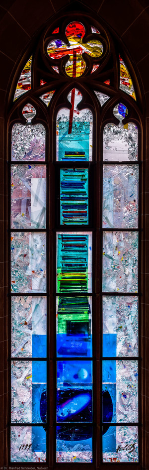 Heidelberg - Heiliggeistkirche - Nordschiff - 4. Joch, von Westen aus gezählt - Gesamtaufnahme des Fensters "Schöpfungsgeschichte - Der Weltkreis ist voll vom Geiste Gottes" von Hella De Santarossa (aufgenommen im Oktober 2015, am Vormittag)