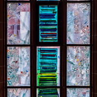 Heidelberg - Heiliggeistkirche - Nordschiff - 4. Joch, von Westen aus gezählt - Gesamtaufnahme des Fensters "Schöpfungsgeschichte - Der Weltkreis ist voll vom Geiste Gottes" von Hella De Santarossa (aufgenommen im Oktober 2015, am Vormittag)