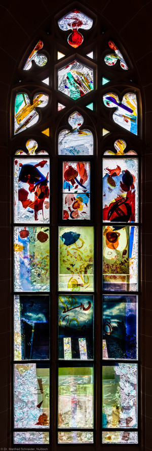 Heidelberg - Heiliggeistkirche - Nordschiff - 6. Joch, von Westen aus gezählt - Gesamtaufnahme des Fensters "Schöpfungsgeschichte - Der Baum der Erkenntnis" von Hella De Santarossa (aufgenommen im Oktober 2015, am Nachmittag)