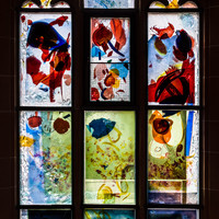 Heidelberg - Heiliggeistkirche - Nordschiff - 6. Joch, von Westen aus gezählt - Gesamtaufnahme des Fensters "Schöpfungsgeschichte - Der Baum der Erkenntnis" von Hella De Santarossa (aufgenommen im Oktober 2015, am Nachmittag)