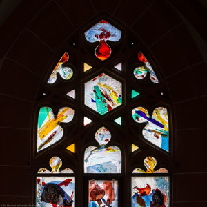 Heidelberg - Heiliggeistkirche - Nordschiff - 6. Joch, von Westen aus gezählt - Maßwerk des Fensters "Schöpfungsgeschichte - Der Baum der Erkenntnis" von Hella De Santarossa (aufgenommen im Oktober 2015, am späten Vormittag)