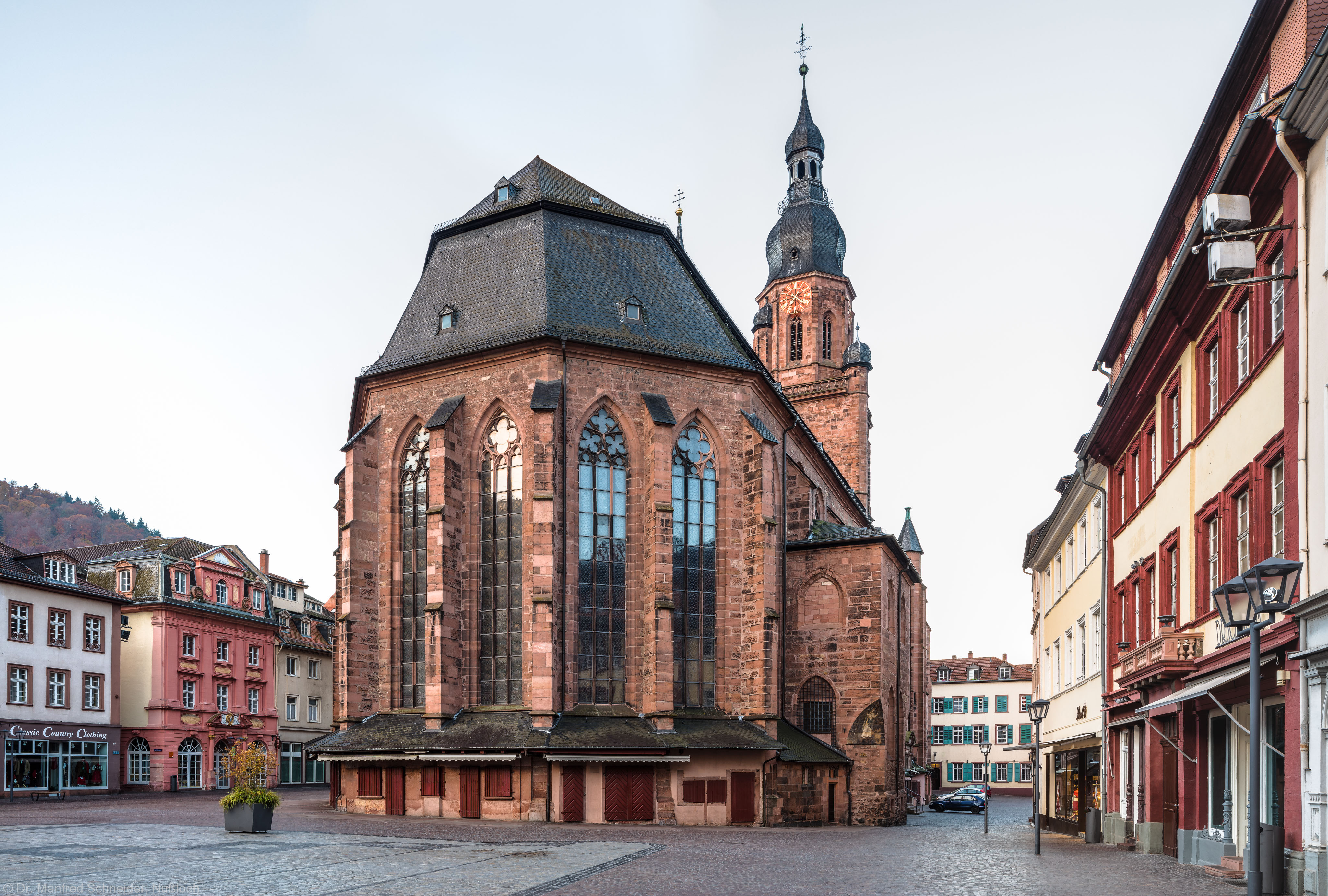Heidelberg - Heiliggeistkirche - Ostseite - Blick vom nordöstlichen Marktplatz auf die Nordostseite und den Turm (aufgenommen im November 2015, am frühen Vormittag)