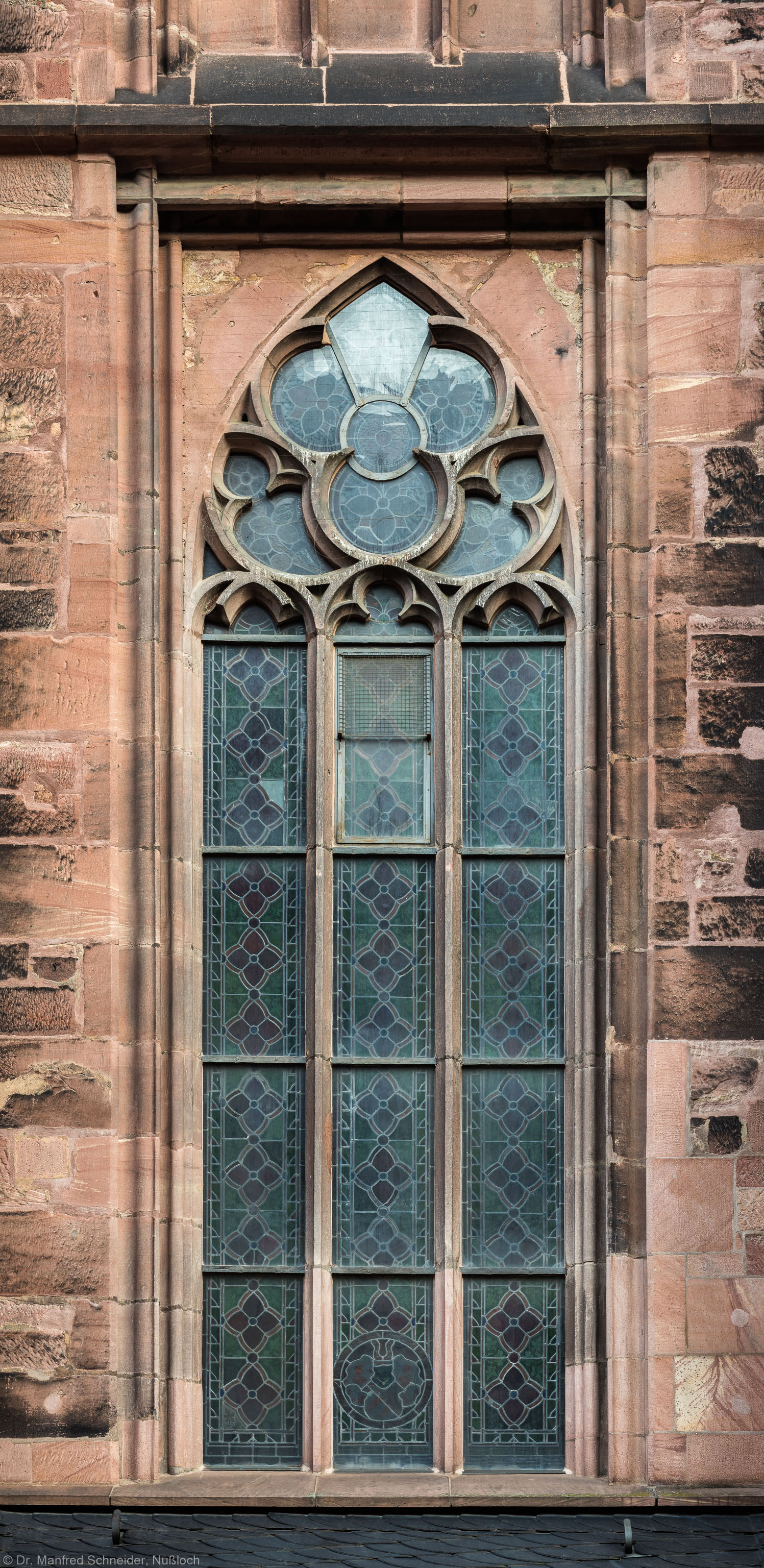 Heidelberg - Heiliggeistkirche - Südseite - 3. Fenster des Südschiffs, von Westen aus gezählt - Blick auf das Ornamentfenster (aufgenommen im November 2015, am Vormittag)