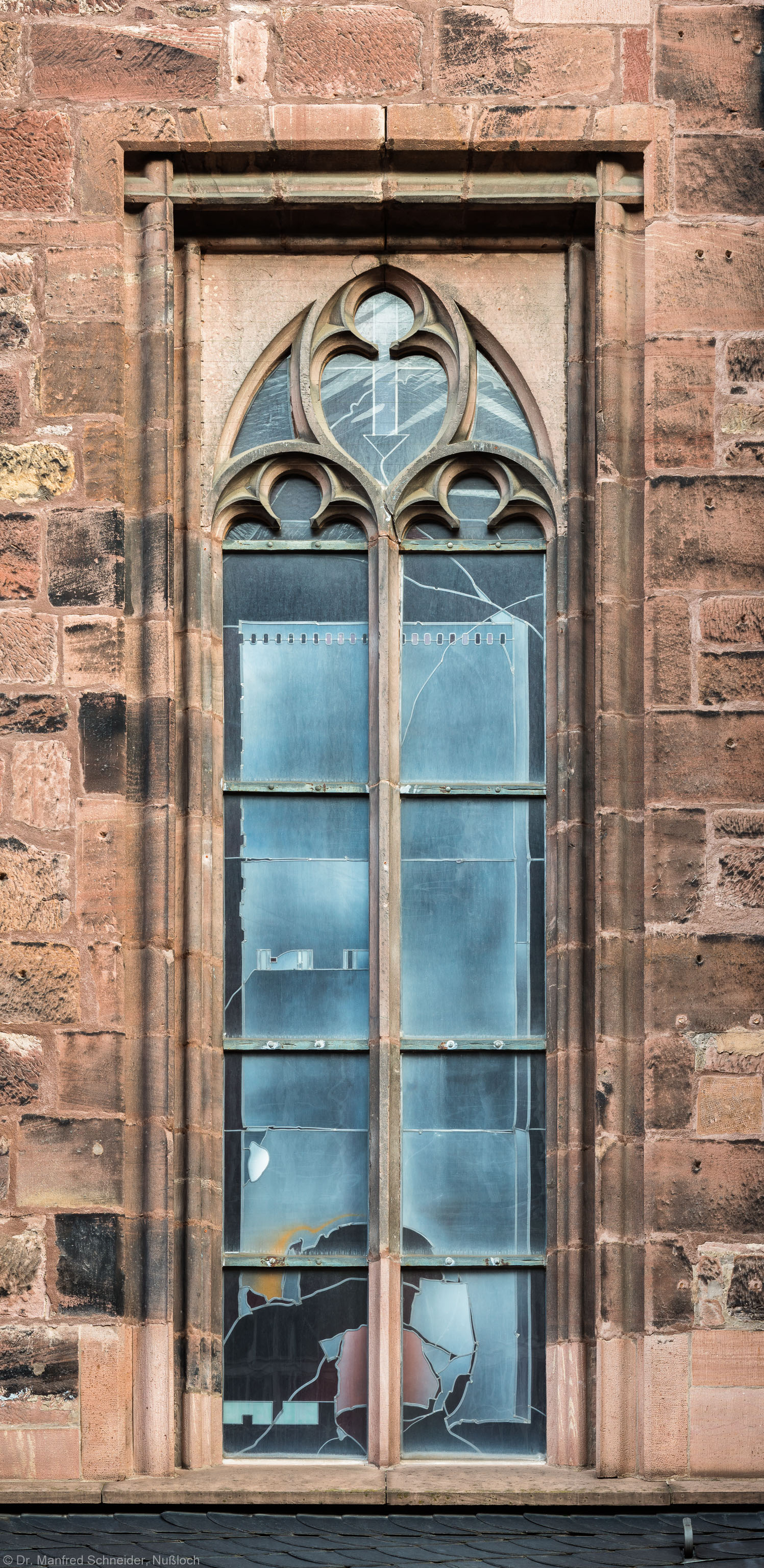Heidelberg - Heiliggeistkirche - Südseite - 1. Fenster des Südschiffs, von Westen aus gezählt - Blick auf das "Physik-Fenster" von Johannes Schreiter (aufgenommen im November 2015, am Vormittag)
