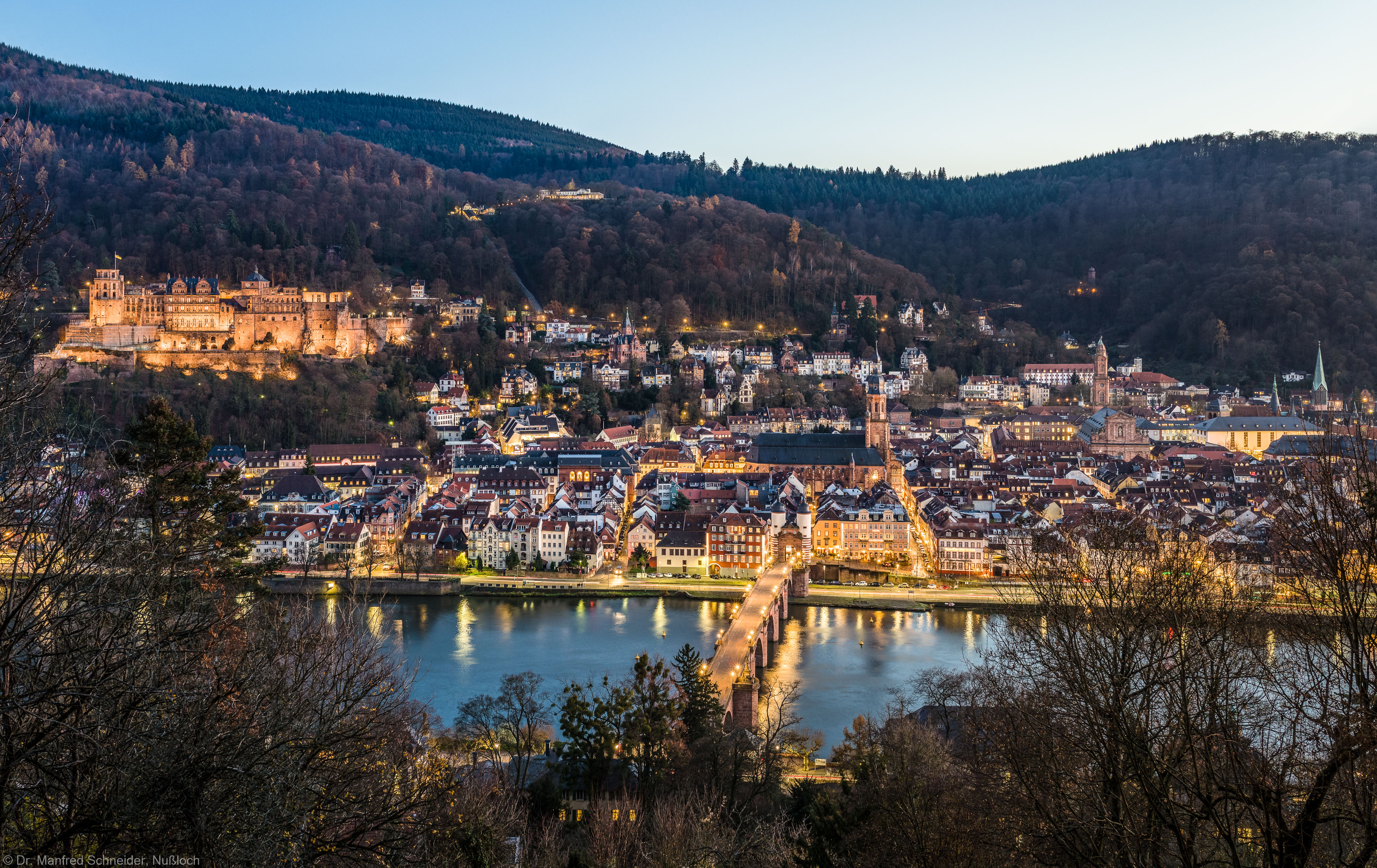 Heidelberg - Heiliggeistkirche - Nordseite - Blick vom Oberen Philosophenweg auf Heidelberg, die Molkenkur, das Schloss, die Heiliggeistkirche, die Jesuitenkirche, die Peterskirche sowie den Neckar mit der Alten Brücke (aufgenommen im November 2016, am späten Nachmittag)