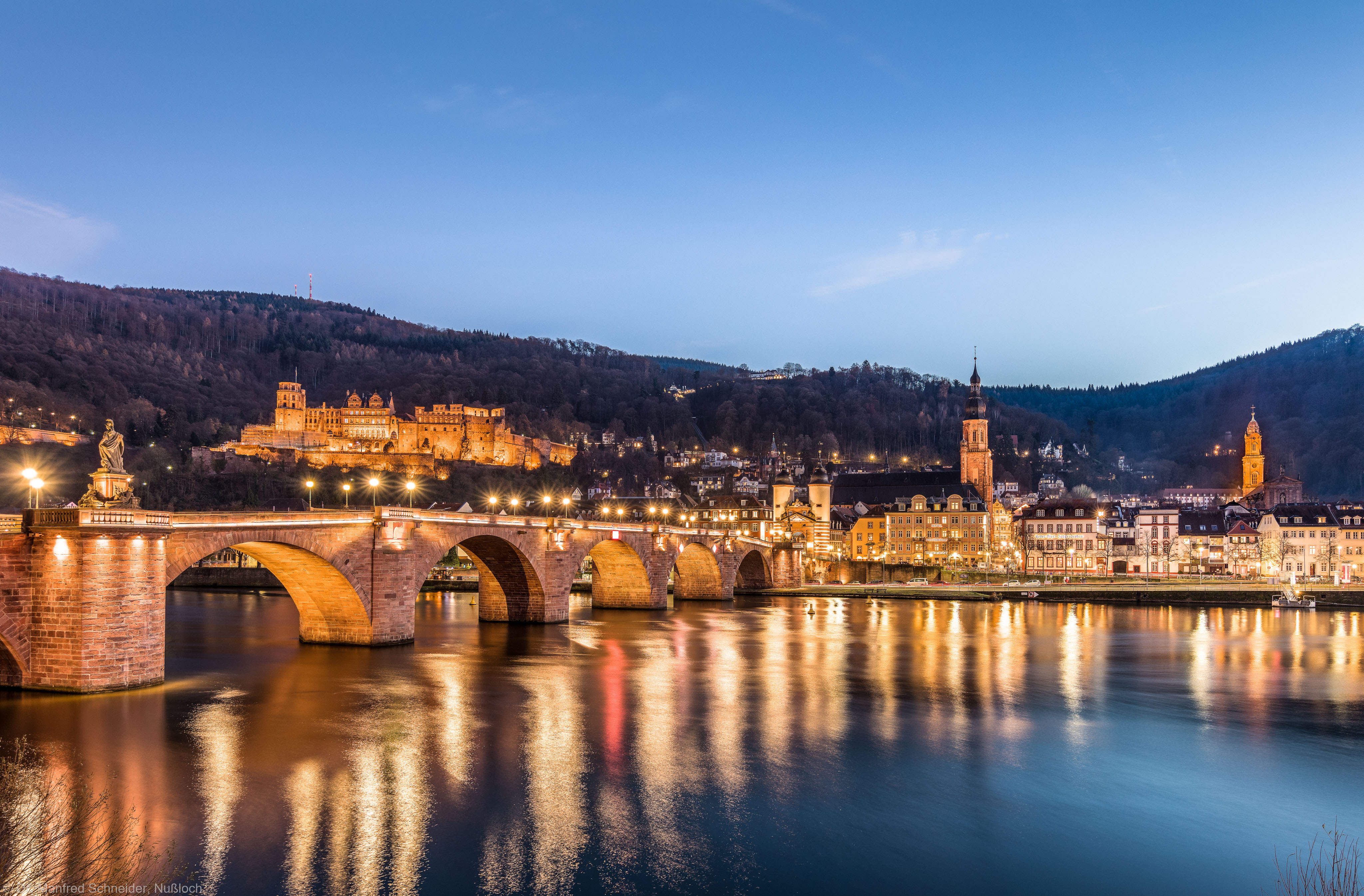 Heidelberg - Heiliggeistkirche - Nordseite - Blick vom nördlichen Neckarufer auf die Altstadt, das Schloss, die Alte Bruecke, die Heiliggeistkirche sowie die Jesuitenkirche (aufgenommen im Dezember 2016, am späten Nachmittag)