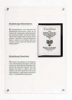 Heidelberg - Heiliggeistkirche - Chor - Gedenktafel zum Heidelberger Katechismus, eingeweiht am 21. Mai 2017, an der westlichen Nordwand (aufgenommen im September 2017, um die Mittagszeit)